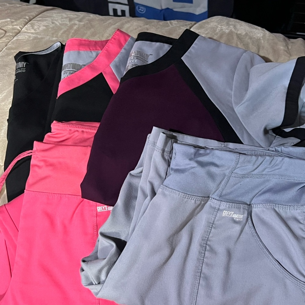 Grey's Anatomy Scrubs Activewear in Black and Gray 5 items